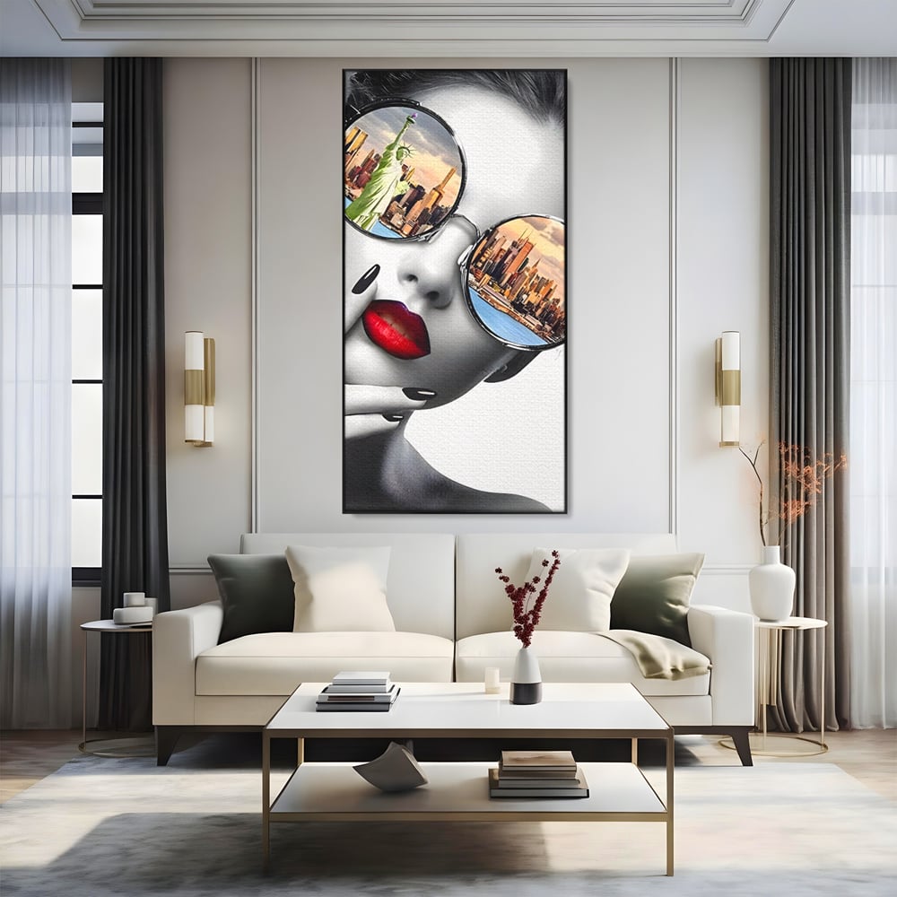 Tablou canvas cu tablou canvas cu portret femeie ochelari, in rama de aluminiu negru, pe perete intr-un living